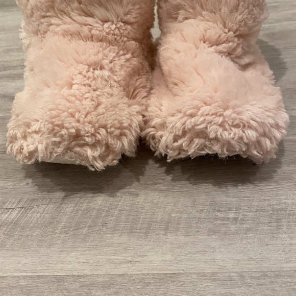 Pottery Barn Kids Faux Fur Slippers - Picture 5 of 10
